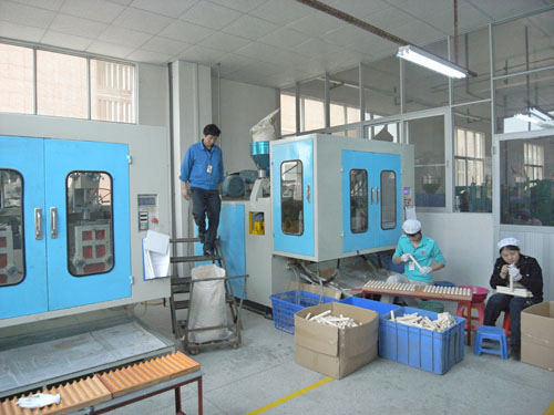 機臺生產(chǎn)-東莞吹塑制品廠